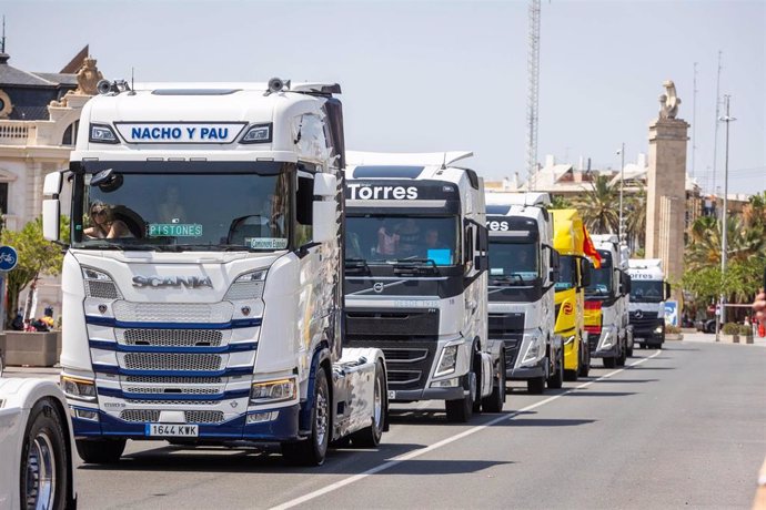 Más de 1.000 transportistas y 300 cabezas tractoras recorren la ciudad en honor a San Cristóbal