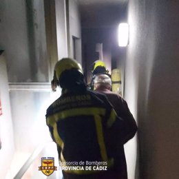 Los bomberos en el incendio