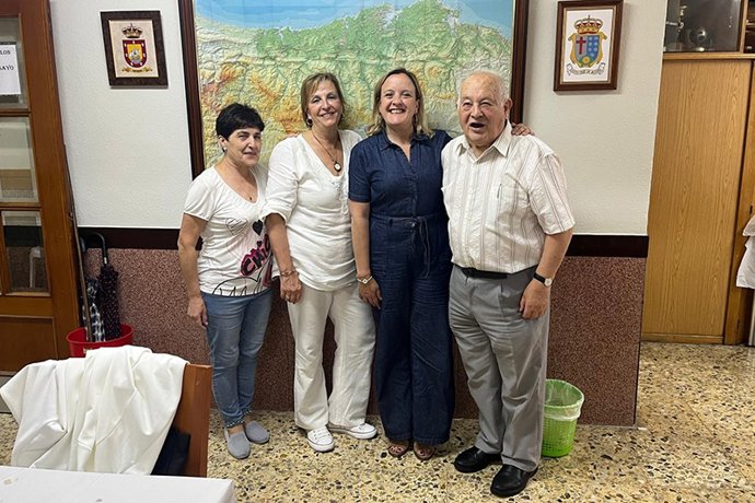 La consejera de Presidencia, Isabel Urrutia, visita la Casa de Cantabria en Baracaldo por su 115 aniversario