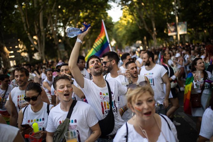 Varias personas durante la manifestación estatal del Orgullo LGTBI+ 2024, a 6 de julio de 2024, en Madrid (España). La manifestación, que recorre el paseo del Prado desde Atocha hasta la plaza de Colón, se ha celebrado bajo el lema ‘Educación, derechos y 