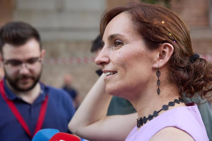 La ministra de Sanidad, Mónica García, durante la manifestación estatal del Orgullo LGTBI+ 2024, a 6 de julio de 2024, en Madrid (España). 