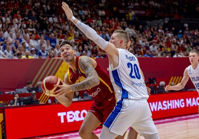 El jugador español Willy Hernangómez en una acción del partido entre España y Finlandia, de semifinales del Preolímpico de baloncesto masculino disputado en Valencia