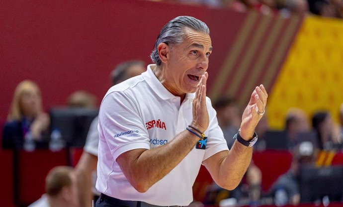 El seleccionador español de baloncesto masculino, Sergio Scariolo, en el partido entre España y Finlandia en la semifinal del torneo Preolímpico de Valencia