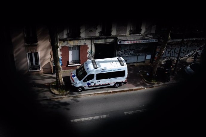 Archivo - Una ambulancia en París (archivo)