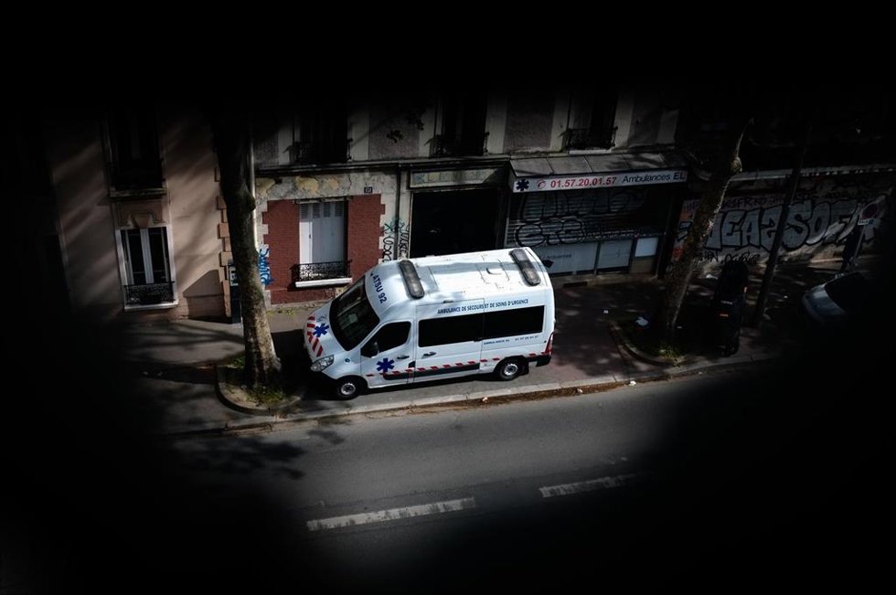 Archivo - Una ambulancia en París (archivo)