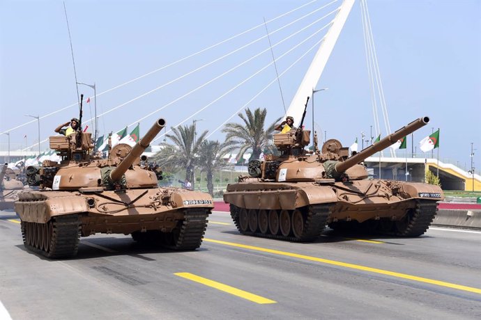 Archivo - ALGIERS, July 5, 2022  -- Armored vehicles are driven during a military parade to celebrate the 60th anniversary of Algeria's independence in Algiers, capital of Algeria, on July 5, 2022. Algeria on Tuesday held a grand military parade to celebr