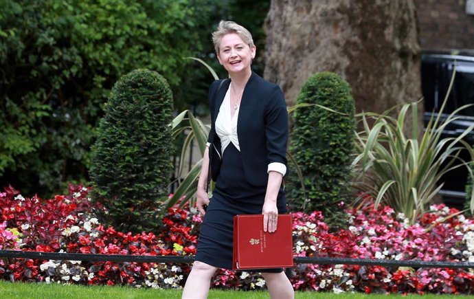 La nueva ministra del Interior de Reino Unido, Yvette Cooper 