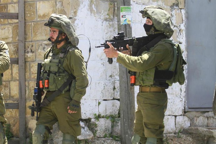 Archivo - Imagen de archivo: miembros del Ejército israelí durante una campaña de arrestos a palestinos en el norte de Cisjordania