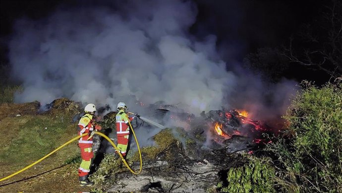 Los bomberos extinguen un incendio de vegetación en Arnuero