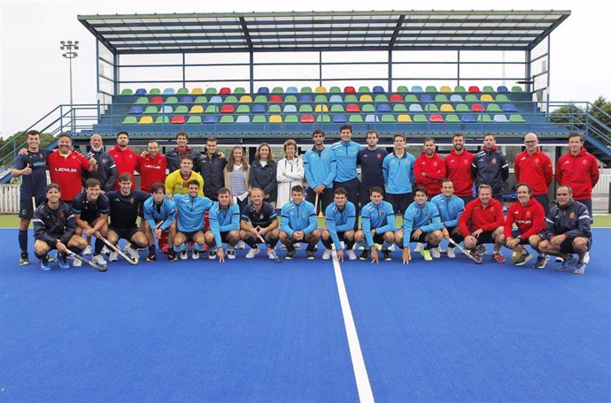 Foto de familia de la visita institucional que recibió la selección nacional de hockey hierba