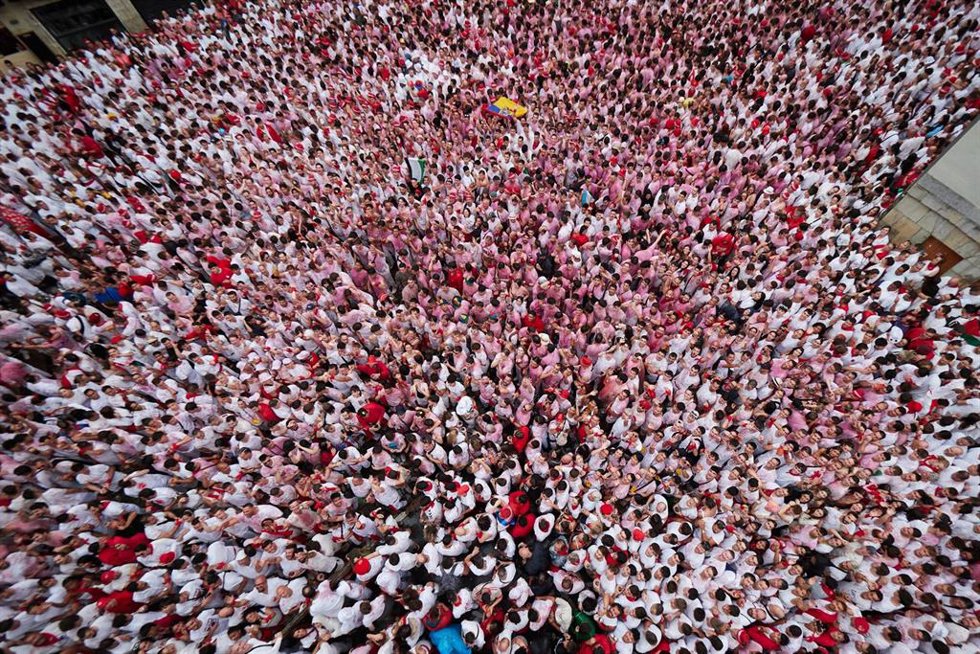 Miles de personas celebran el comienzo de las fiestas de San Fermín durante el txupinazo, a 6 de julio de 2024, en Pamplona, Navarra (España). Tras el lanzamiento del chupinazo, por parte del grupo de danzas municipal Duguna Iruñeko Dantzariak, comienza