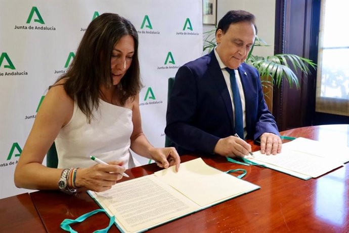 Los consejeros de Universidad, Investigación e Innovación y de Inclusión Social, Juventud, Familias e Igualdad, José Carlos Gómez Villamandos y Loles López.