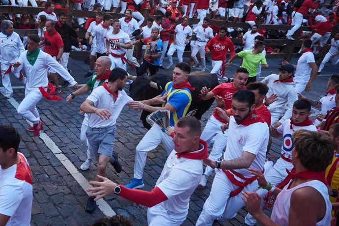 corredores durante el primer encierro de San Fermín 2024, a 7 de julio de 2024, en Pamplona, Navarra (España). En este primer encierro de las fiestas, que se celebrarán hasta el próximo 14 de julio, han corrido seis toros de la ganadería La Palmosilla. El