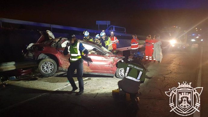 Policía Local y Bomberos de Burgos intervienen en el accidente en la A-1 en el que ha fallecido un varón.