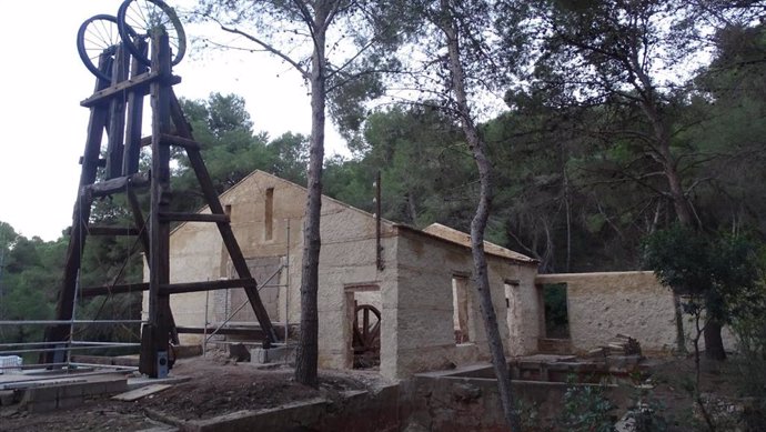 Imagen de la mina de Santo Tomás una vez se consolidó la Casa de Máquinas y se restauró el castillete, justo antes de empezar las obras de la cubierta.