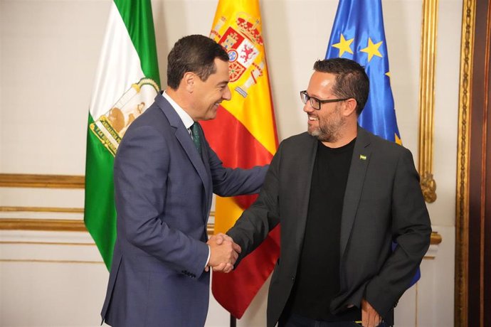 Archivo - El presidente de la Junta de Andalucía, Juanma Moreno, y el portavoz de Adelante Andalucía, José Ignacio García, en una imagen de septiembre de 2023.