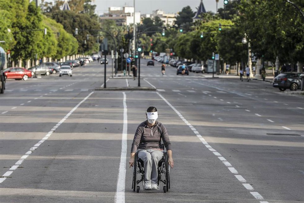 Archivo - Una mujer en silla de ruedas en Valencia.