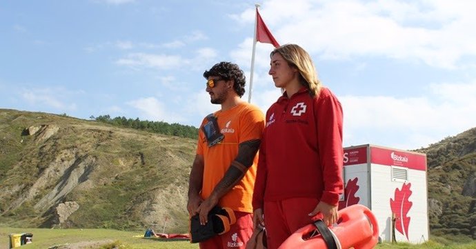 Archivo - Socorristas en una playa de Bizkaia con bandera roja.