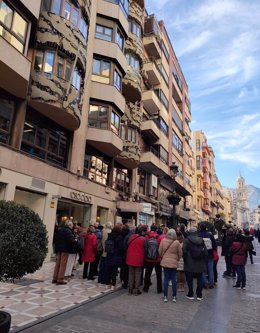 Archivo - Un grupo de turistas en la calle Bernabé Soriano, con la Catedral al fondo.