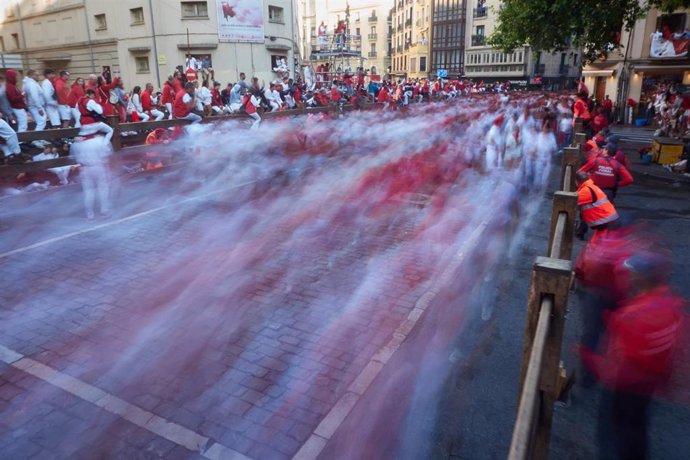 Corredores durante el primer encierro de San Fermín 2024, a 7 de julio de 2024, en Pamplona, Navarra (España). En este primer encierro de las fiestas, que se celebrarán hasta el próximo 14 de julio, han corrido seis toros de la ganadería La Palmosilla. El