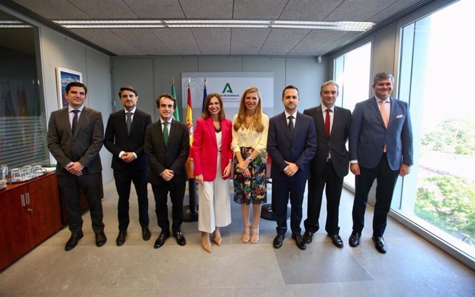 Foto de grupo de la firma del nuevo convenio entre la Consejería de Fomento, Articulación del Territorio y Vivienda y la Agrupación de Fabricantes de Cemento de Andalucía