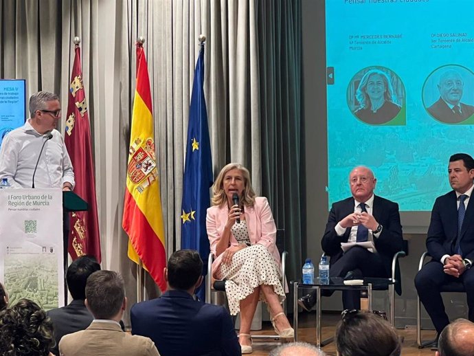 La concejal de Gobierno Abierto, Promoción Económica y Empleo, Mercedes Bernabé, ha participado en la mesa redonda 'Pensar nuestras ciudades y Retos de los Municipios de la Región', enmarcada en el I Foro Urbano de la Región de Murcia