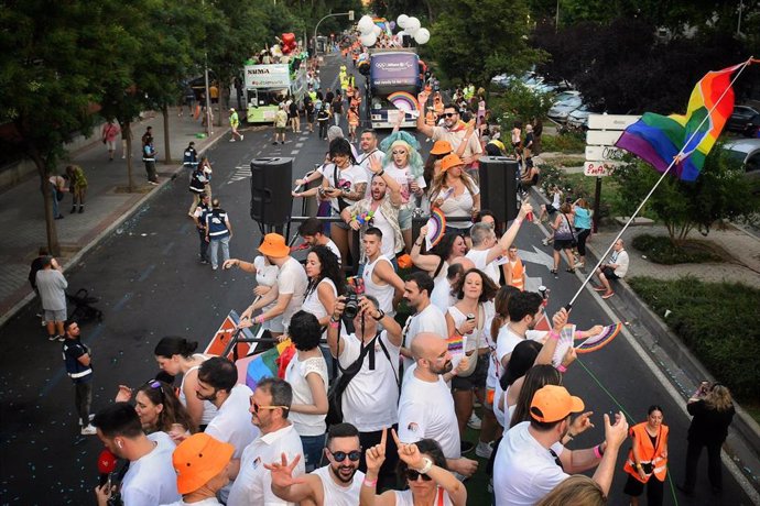 Decenas de personas en una carroza durante la manifestación estatal del Orgullo LGTBI+ 2024, a 6 de julio de 2024, en Madrid (España). 