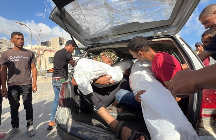 July 6, 2024, Khan Yunis, Gaza Strip, Palestinian Territory: The bodies of Palestinians who lost their lives in Israeli attacks are being brought to Nasser Hospital in Khan Yunis city of Gaza, on 06 July 2024. It was reported that there were dead and woun