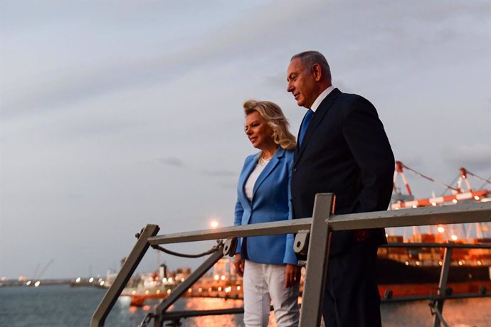 Archivo - October 11, 2018 - Ashdod, Israel - Israeli Prime Minister Benjamin Netanyahu and his wife Sara Netanyahu, look out from aboard the Arleigh Burke-class guided-missile destroyer USS Ross during a port visit October 11, 2018 in Ashdod, Israel.