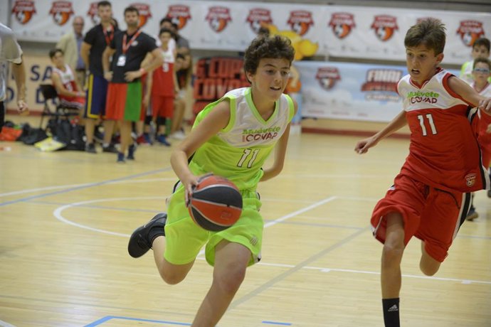 Archivo - Niños practicando deporte, baloncesto