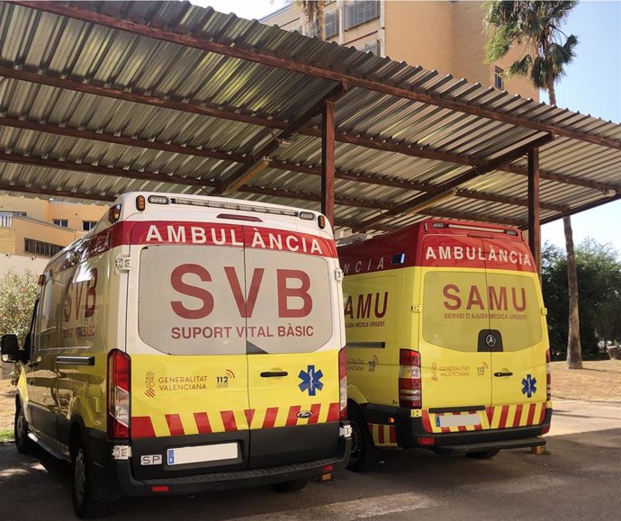 Archivo - Imagen de archivo de dos ambulancias, una del SVB y una del SAMU.