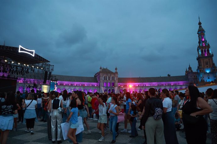 Ambiente en el concierto de la cantante Aitana en Icónica Santalucía Sevilla Fest. A 07 de junio de 2024, en Sevilla (Andalucía, España). La cantante Aitana abre una nueva edición del festival musical Icónica Santalucía Sevilla Fest en la Plaza de España 