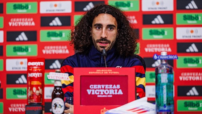 El lateral español Marc Cucurella atiende a los medios en una rueda de prensa durante la Eurocopa 2024.