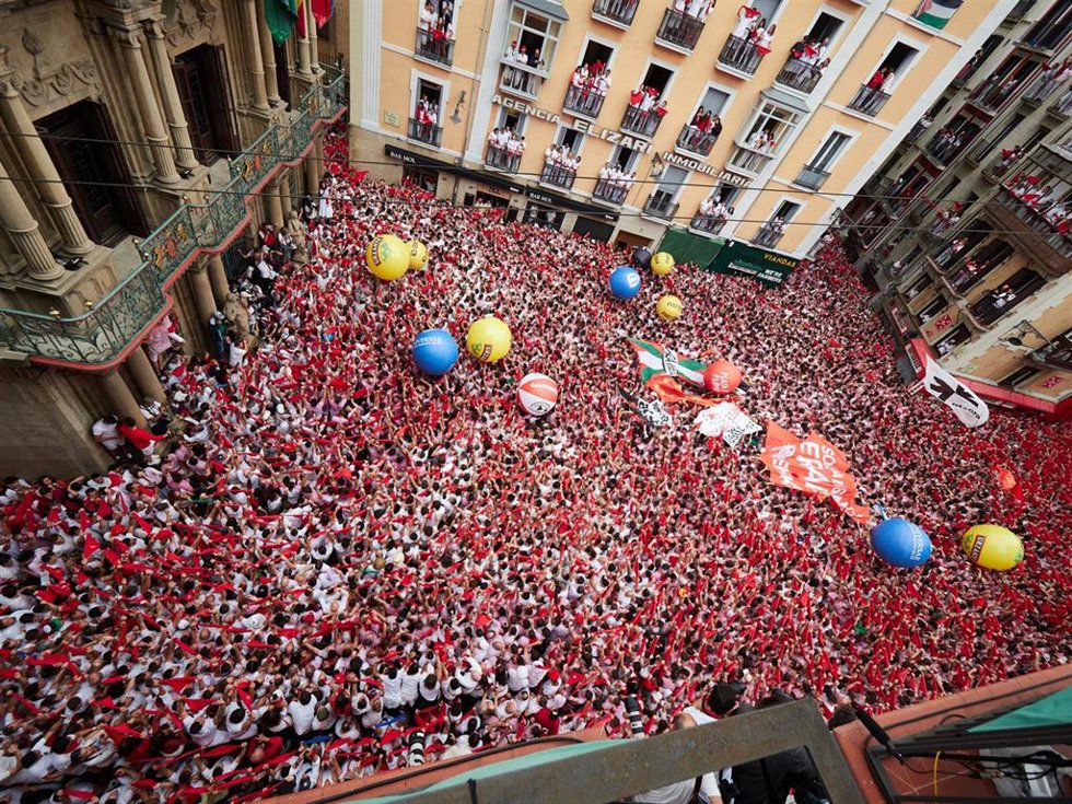 Archivo - Miles de personas celebran el comienzo de las fiestas de San Fermín durante el txupinazo, a 6 de julio de 2024, en Pamplona, Navarra (España).