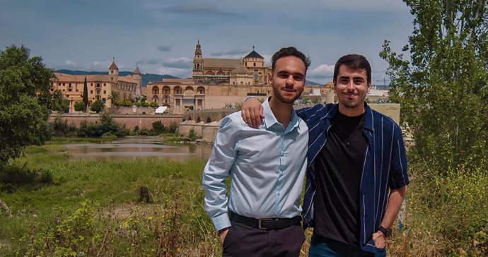 Daniel Fernandez y Esteban Diba (dcha.), ante el casco histórico de Córdoba cuya visita y conocimiento quieren facilitar con su app 'Córdoba Cultural'.