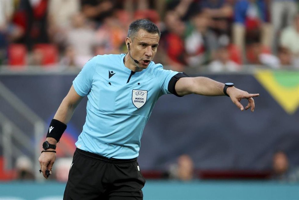 Archivo - El colegiado esloveno Slavko Vincic,en la semifinal de la Nations League entre España e Italia. 