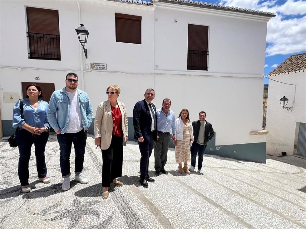 El subdelegado del Gobierno y el alcalde de Alhama de Granada en la visita al municipio