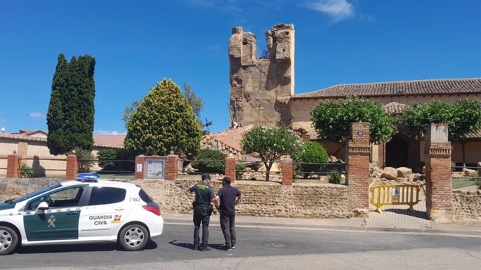 Torre derrumbada de la iglesia de Villaturiel (León).