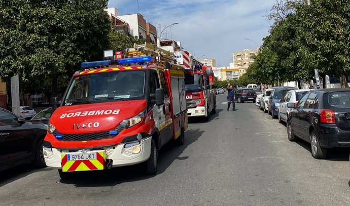 Archivo - Imagen de archivo de efectivos de los Bomberos de Sevilla.