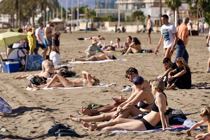 Archivo - La playa de la Malagueta se ha llenado de personas provocada por las temperatura primaveral que está sufriendo la costa del Sol en pleno mes de febrero, a 13 de febrero de 2024 en Málaga (Andalucía, España).