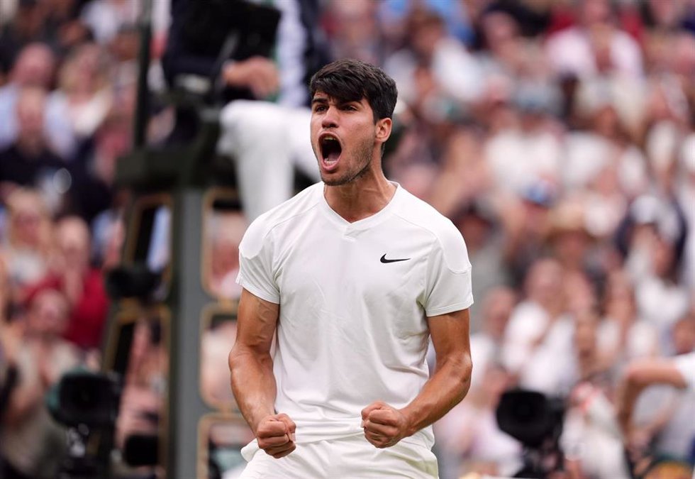 El tenista español Carlos Alcaraz celebra el triunfo sobre Ugo Humbert en Wimbledon 2024.
