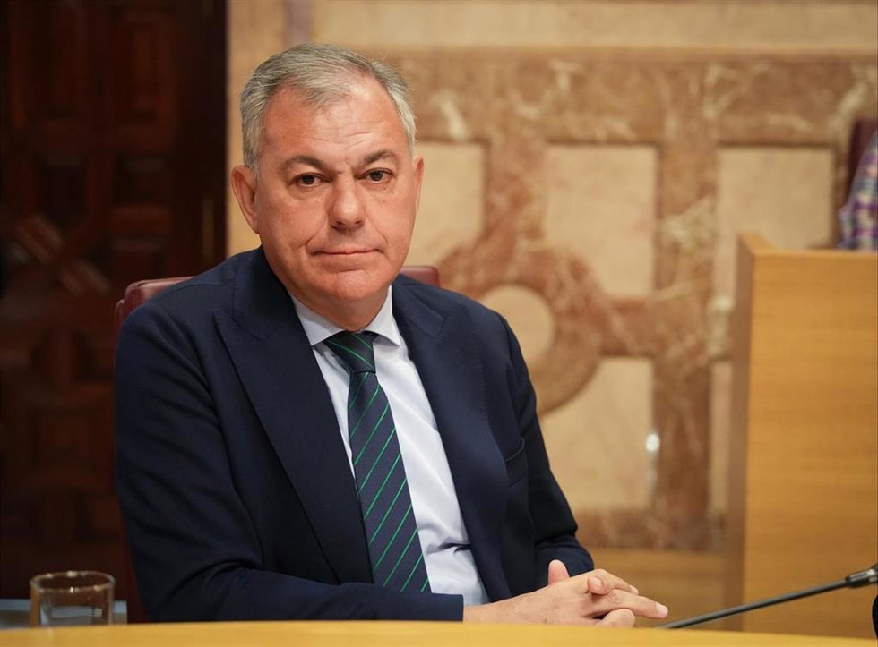 El alcade de Sevilla, José Luis Sanz durante el pleno de la cuestión de confianza