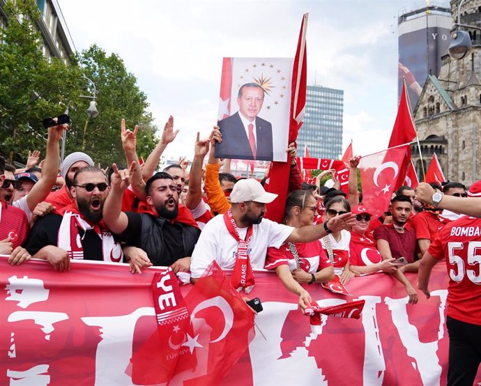 Aficionados de Turquía antes del partido contra Países Bajos de la Eurocopa