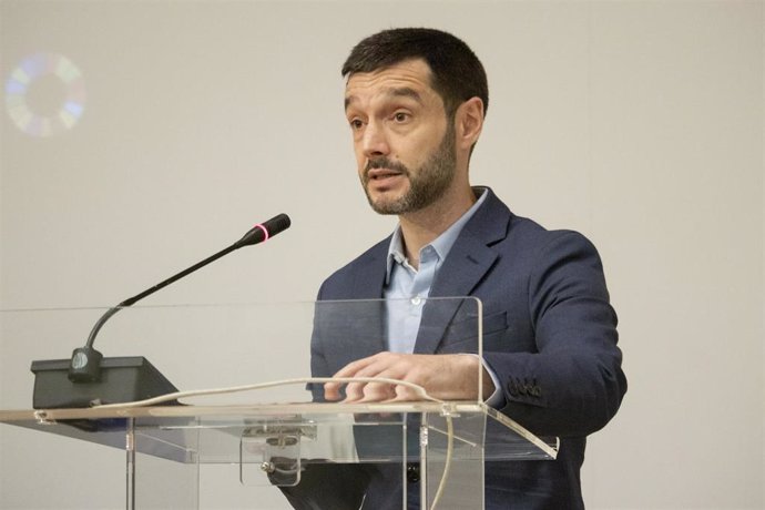 El ministro de Derechos Sociales, Pablo Bustinduy, durante su intervención en el conversatorio bajo el título ‘Palestina. Paz y seguridad para garantizar los derechos humanos y el cumplimiento de la Agenda 2030’, celebrado en la Casa Árabe de Madrid