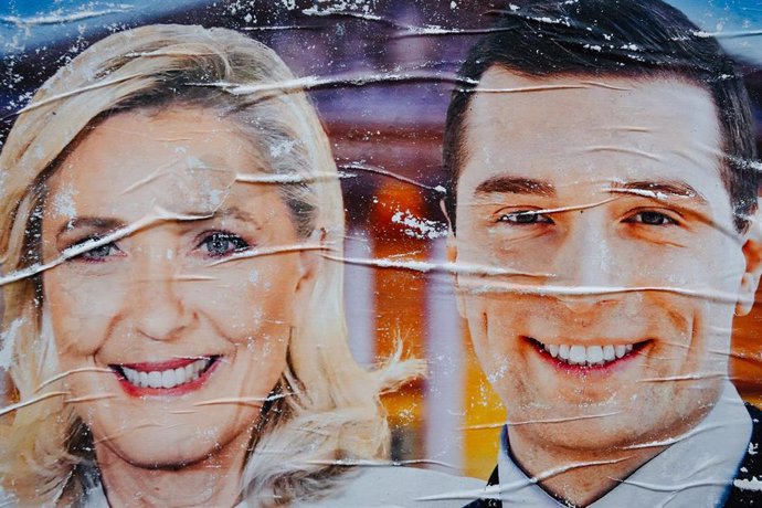 La dirigente de Agrupación Nacional Marine Le Pen junto al líder del partido, Jordan Bardella, en un cartel para las elecciones legislativas