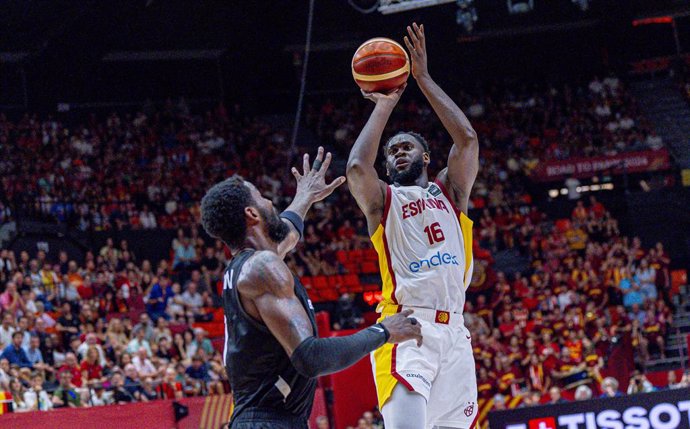 El jugador español Usman Garuba anota ante el bahameño Deandre Ayton en la final del Preolímpico de Valencia, con triunfo de España para clasificarse para los Juegos Olímpicos de Paris 2024