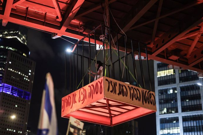 Jaula durante una protesta para exigir un acuerdo para la liberación de los rehenes en Tel Aviv