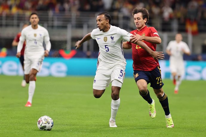 Archivo - Jules Kounde of France fights for the ball against Mikel Oyarzabal of Spain during the UEFA Nations League, Final football match between Spain and France on October 10, 2021 at San Siro stadium in Milan, Italy - Photo Fabrizio Carabelli / LiveMe