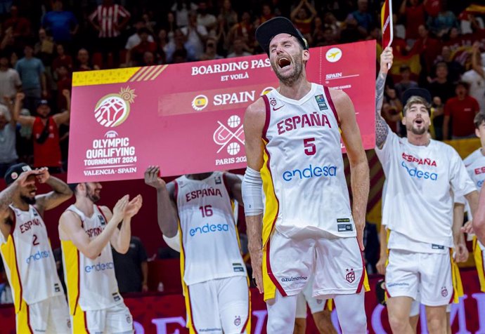 Rudy Fernández, en el centro de la celebración, será el único jugador de baloncesto con seis Juegos Olímpicos tras Paris 2024, cita a la que España se ha clasificado tras ganar el Preolímpico de Valencia