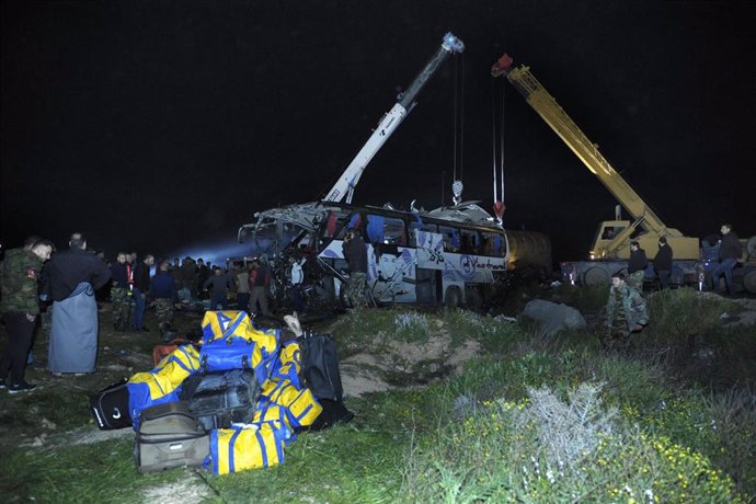 Archivo - Imagen de archivo de un accidente de autobús en la carretera entre Homs y Damasco (Siria)